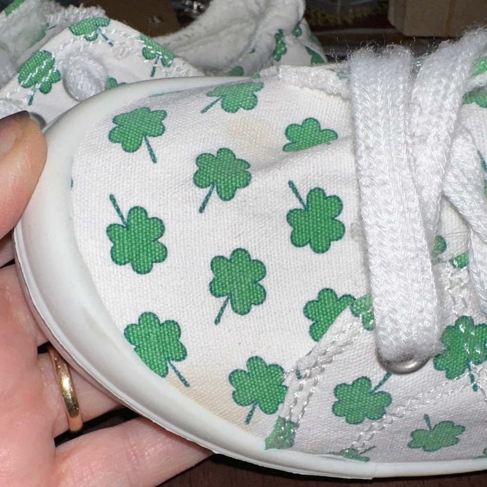 Isaac Mizrahi Women’s White Canvas Sneakers with‎ Green Clover Design size 6.5